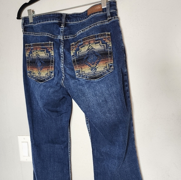 Shyanne Bootcut Embroidered pocket jeans. Women's size 32 short. 29.5' inseam - Picture 6 of 16
